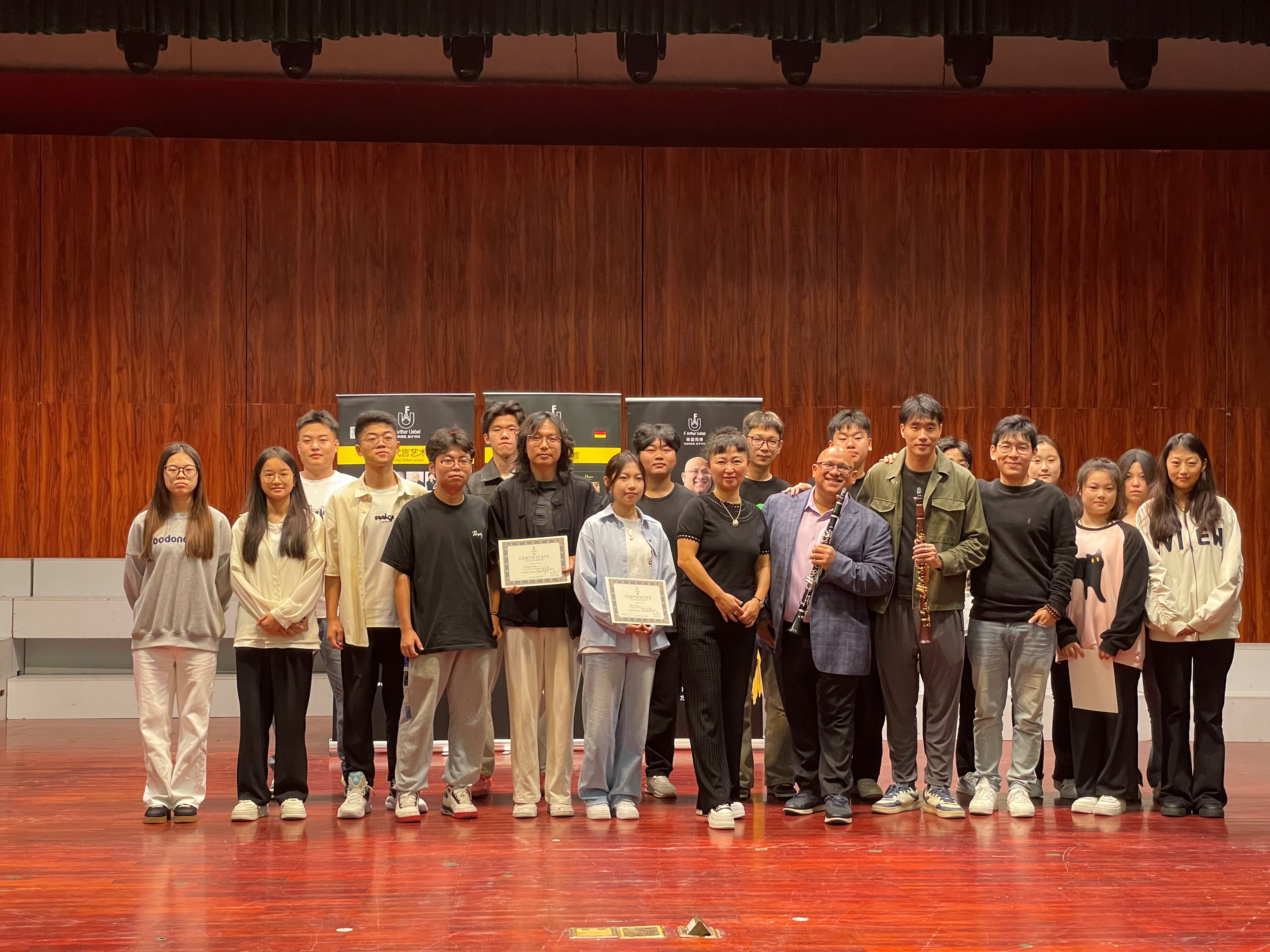 费城交响乐团单簧管首席Ricardo Morales教授访问海南师范大学音乐学院