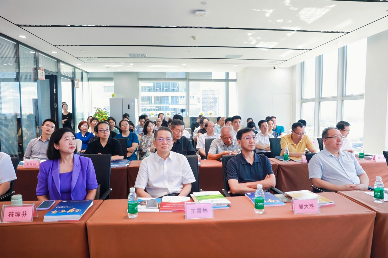 我院张晓萍副教授应邀参加“加强涉外法治建设，助力儋洋一体化发展”研讨会并作发言