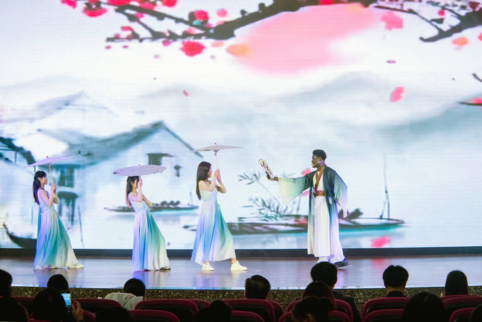 1677123217591326.jpg 王子木同学歌舞表演.jpg