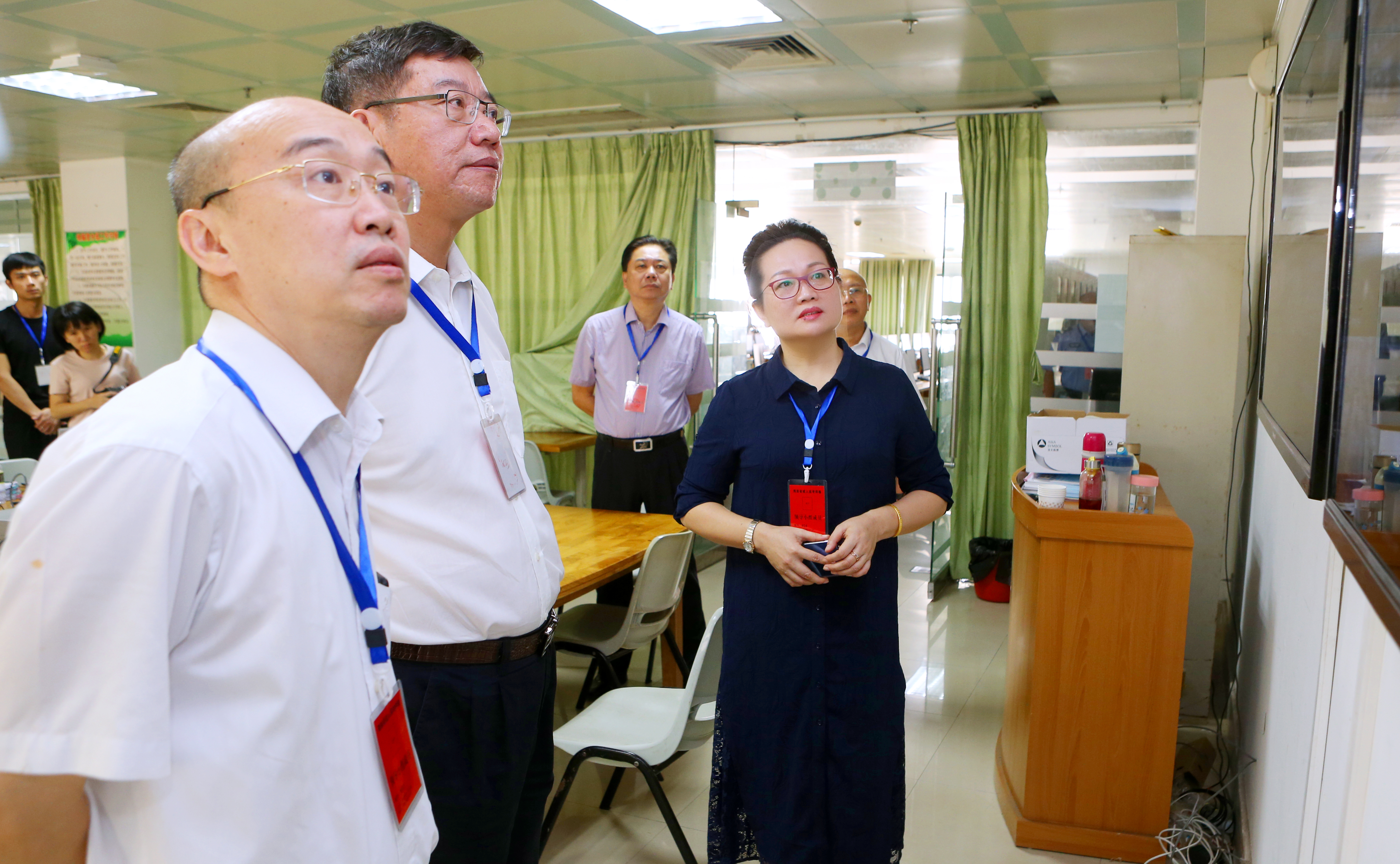 海南省考试局局长杜明娥一行视察成人高考网上评卷场