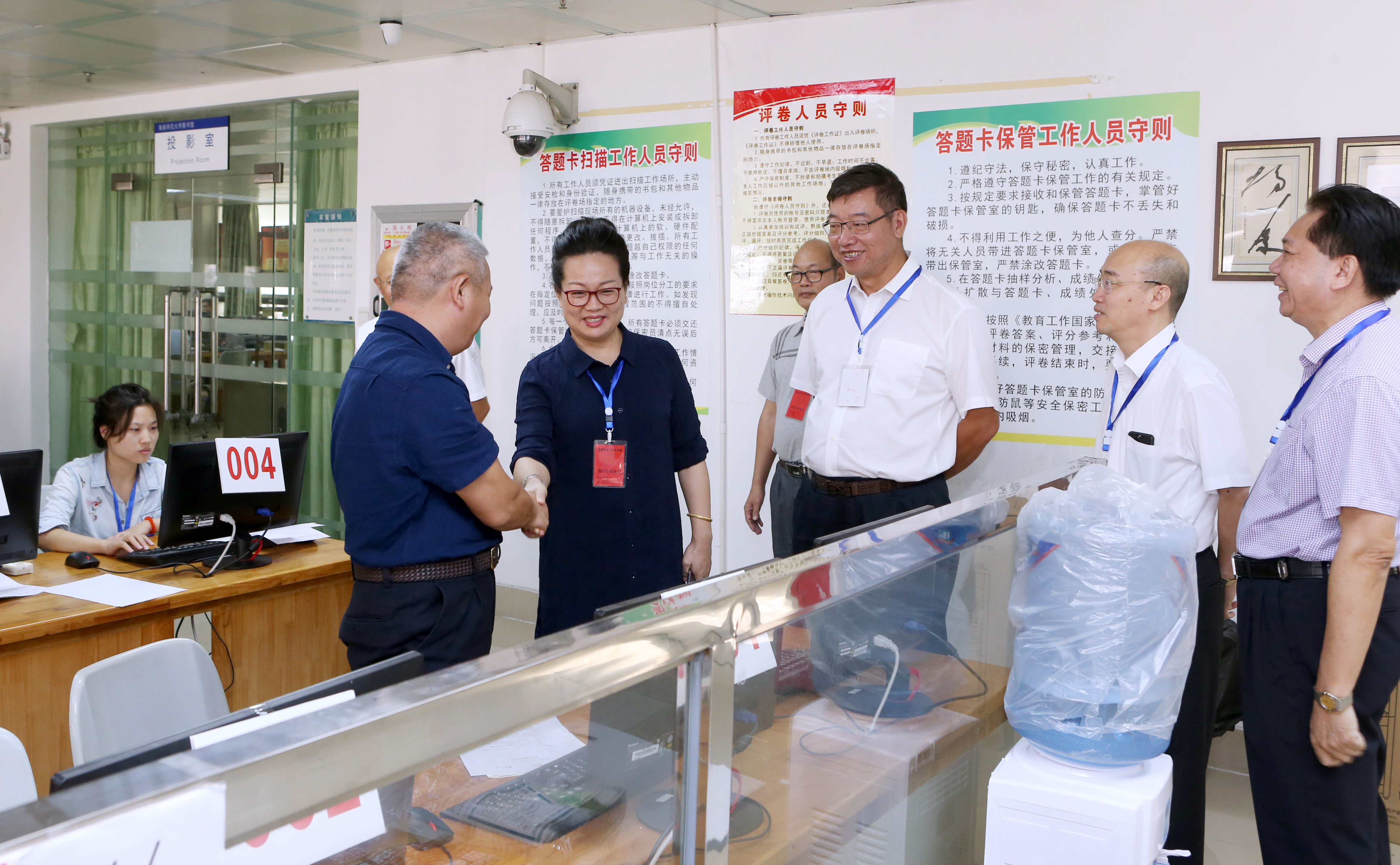 海南省考试局局长杜明娥一行视察成人高考网上评卷场