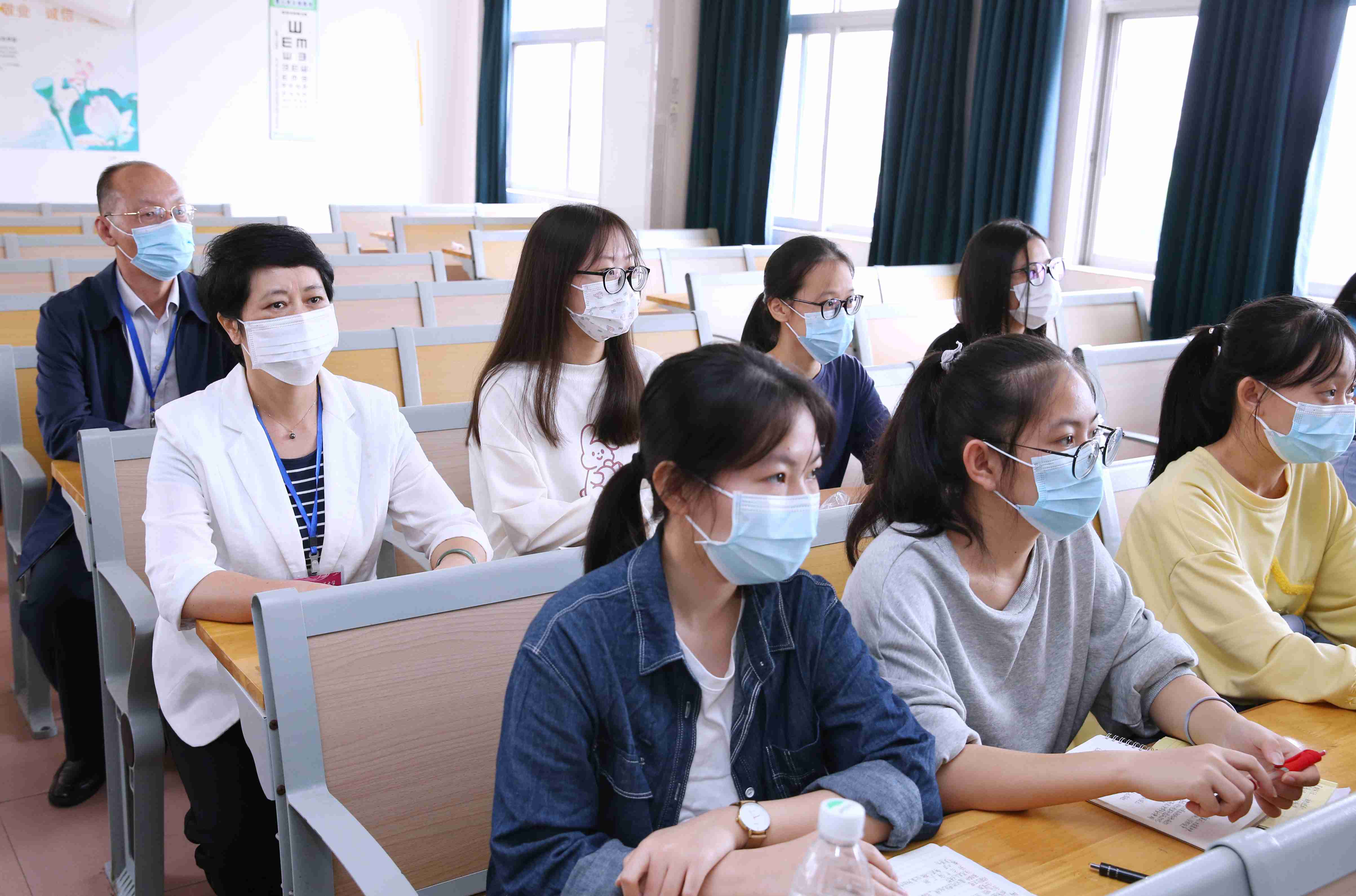 校长过建春带队检查学校线下复课教学情况