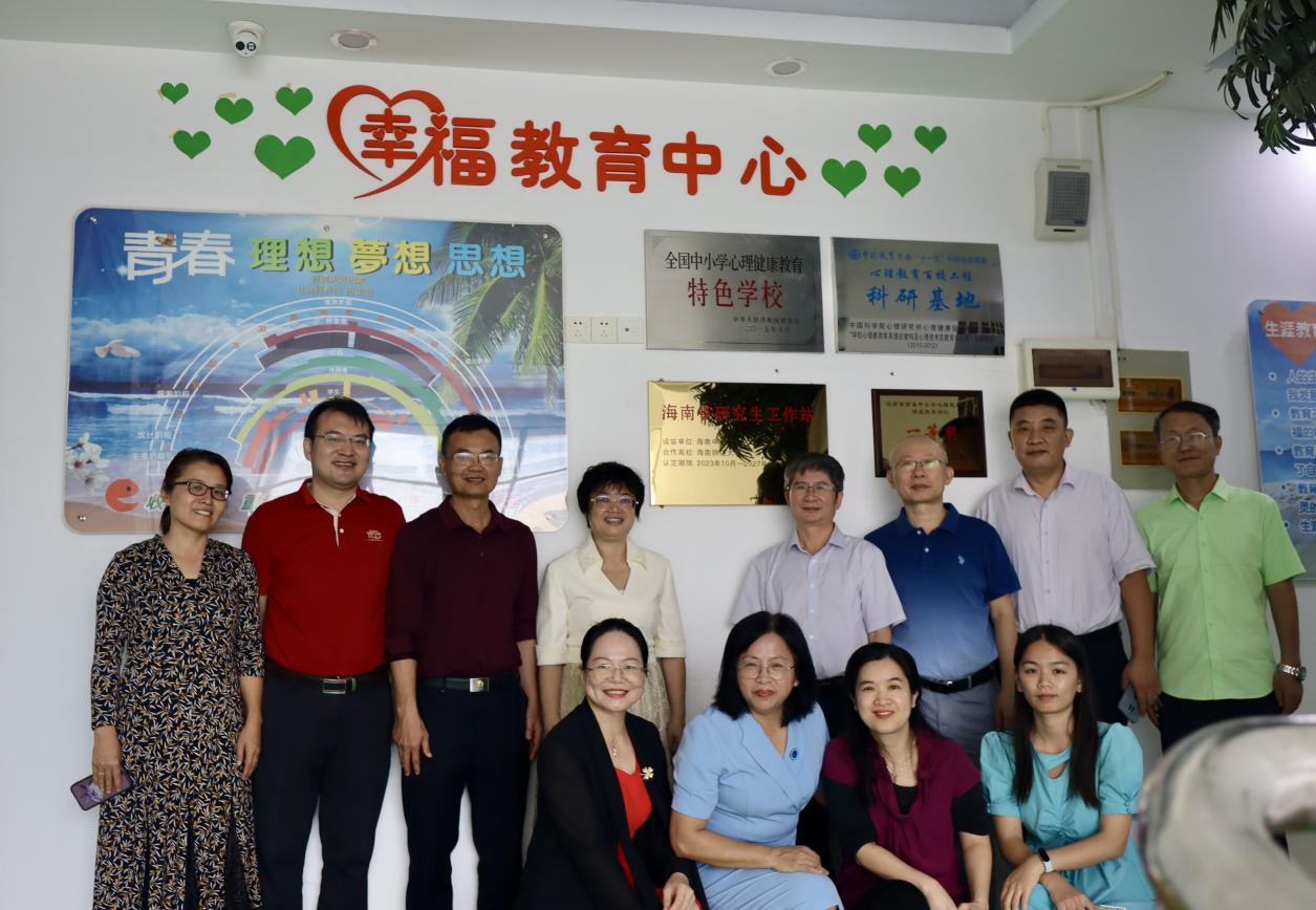 校领导带队到海南中学举行海南省研究生工作站揭牌仪式