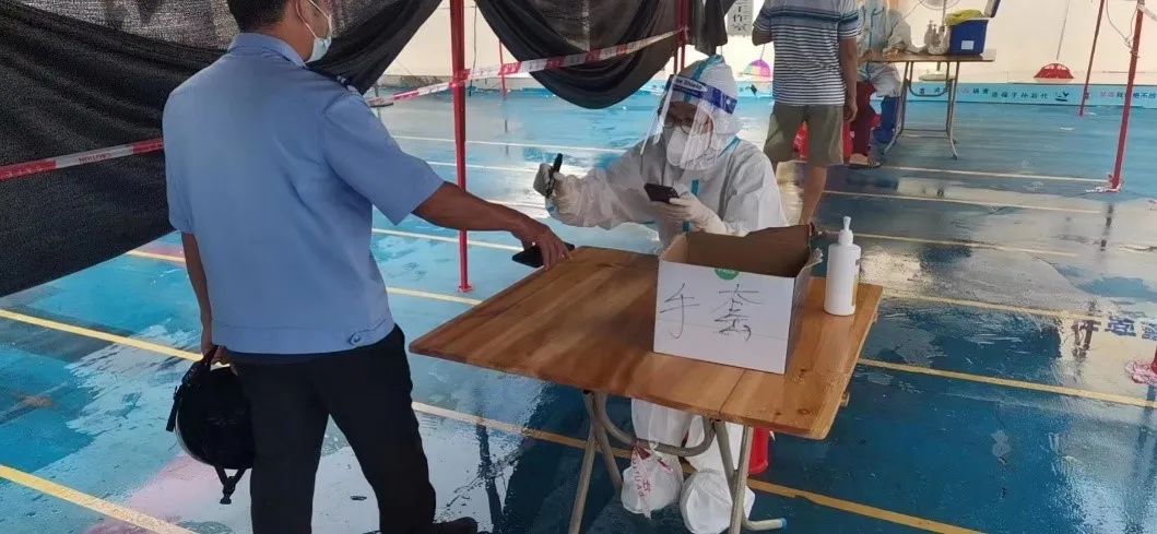 抗疫志愿服务 “夫妻档”:不同的战场同样的坚守
