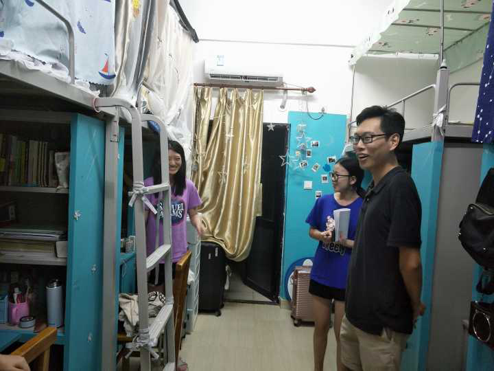 我院领导新学期到宿舍走访慰问学生