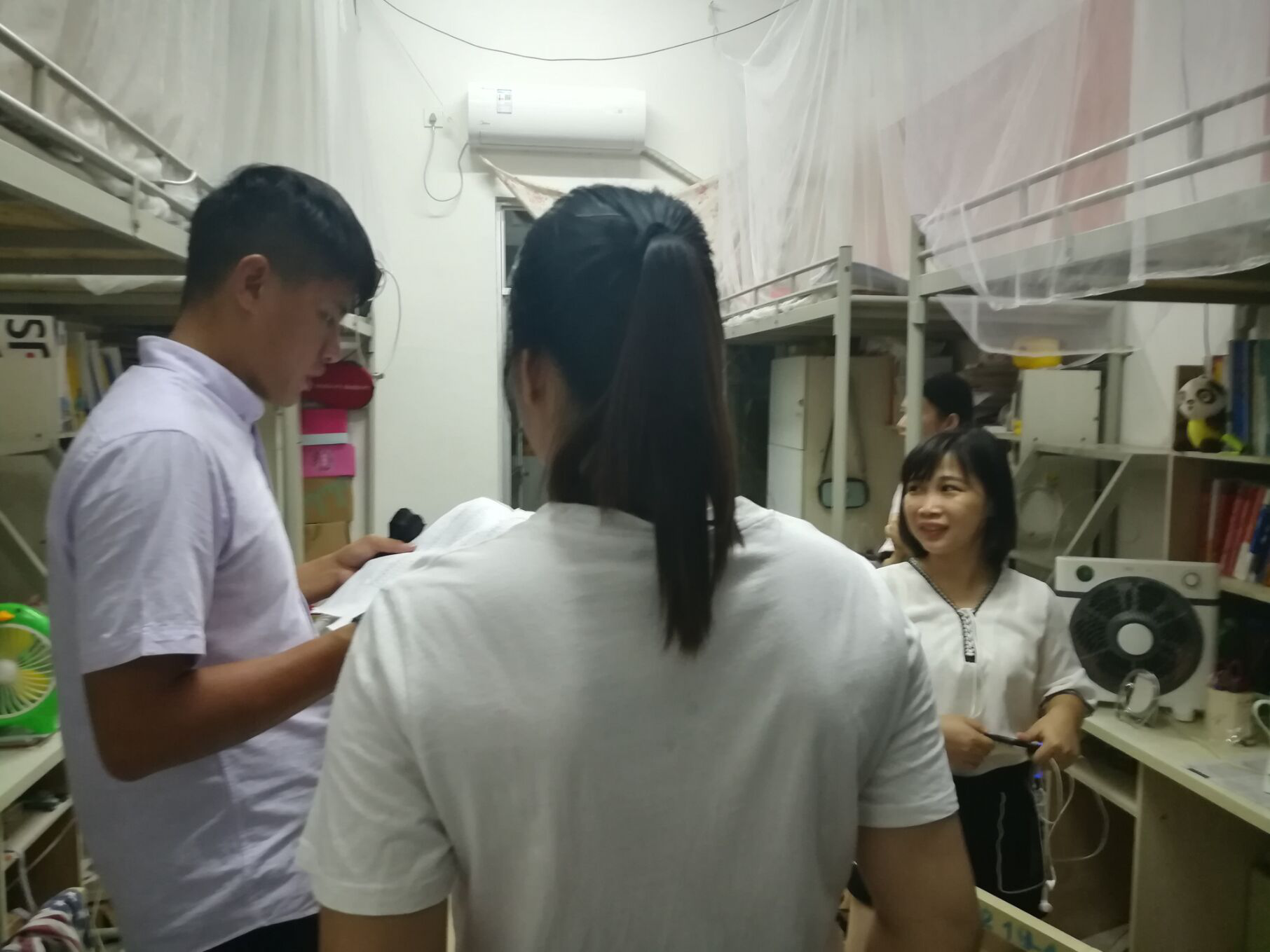 我院领导新学期到宿舍走访慰问学生