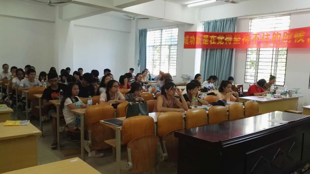 法学院召开2014级毕业实习、论文工作安排会议