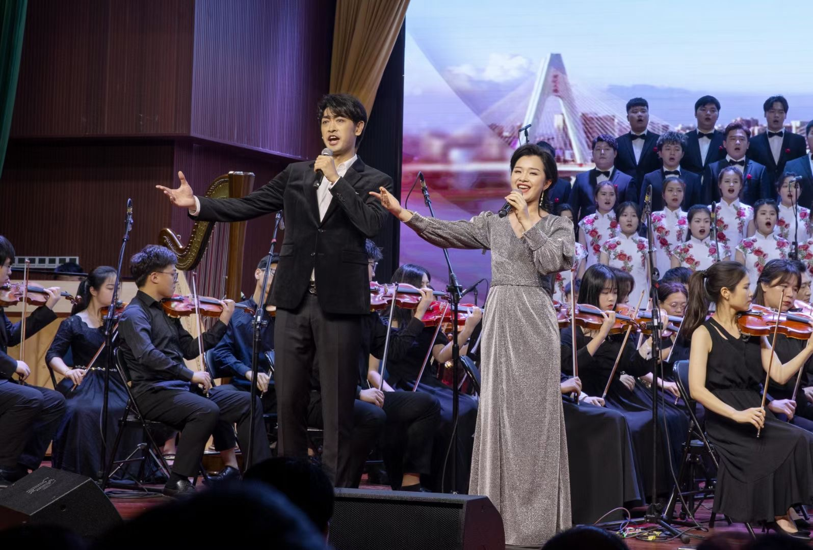 我院举办庆祝红色娘子军成立90周年交响音乐会