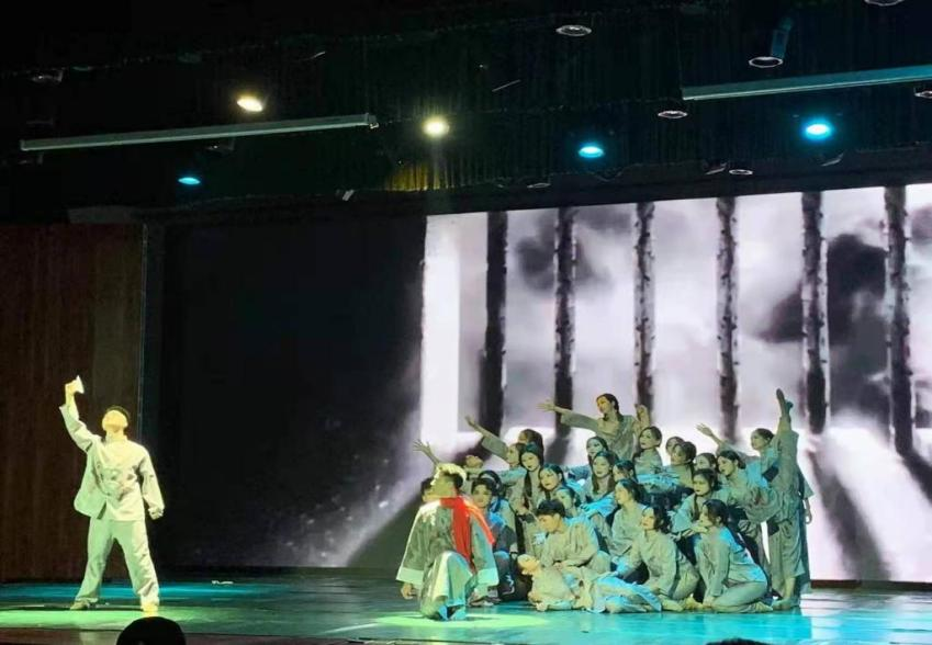 2018级舞蹈班举办“万物复始・春耕秋获”毕业晚会