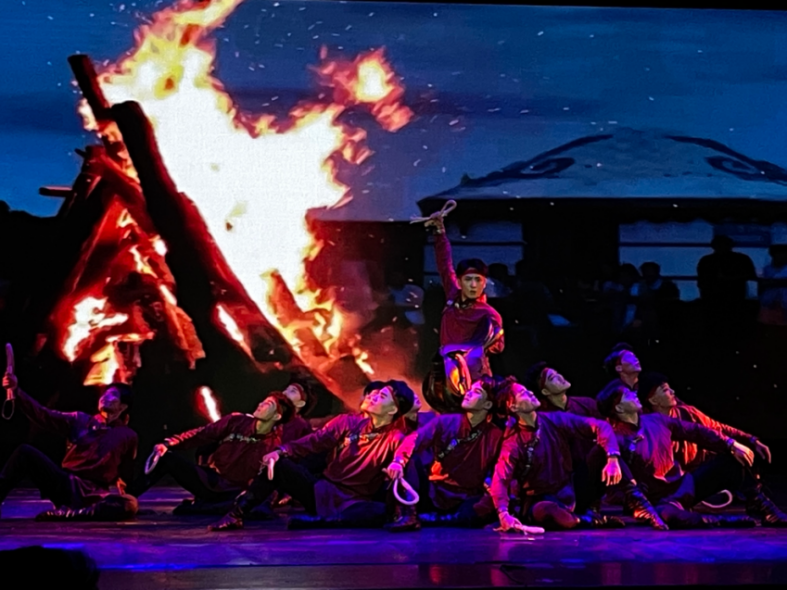 2018级舞蹈班举办“万物复始・春耕秋获”毕业晚会