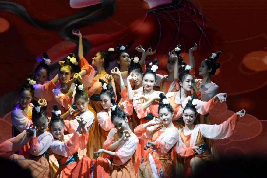 2018级舞蹈班举办“万物复始・春耕秋获”毕业晚会