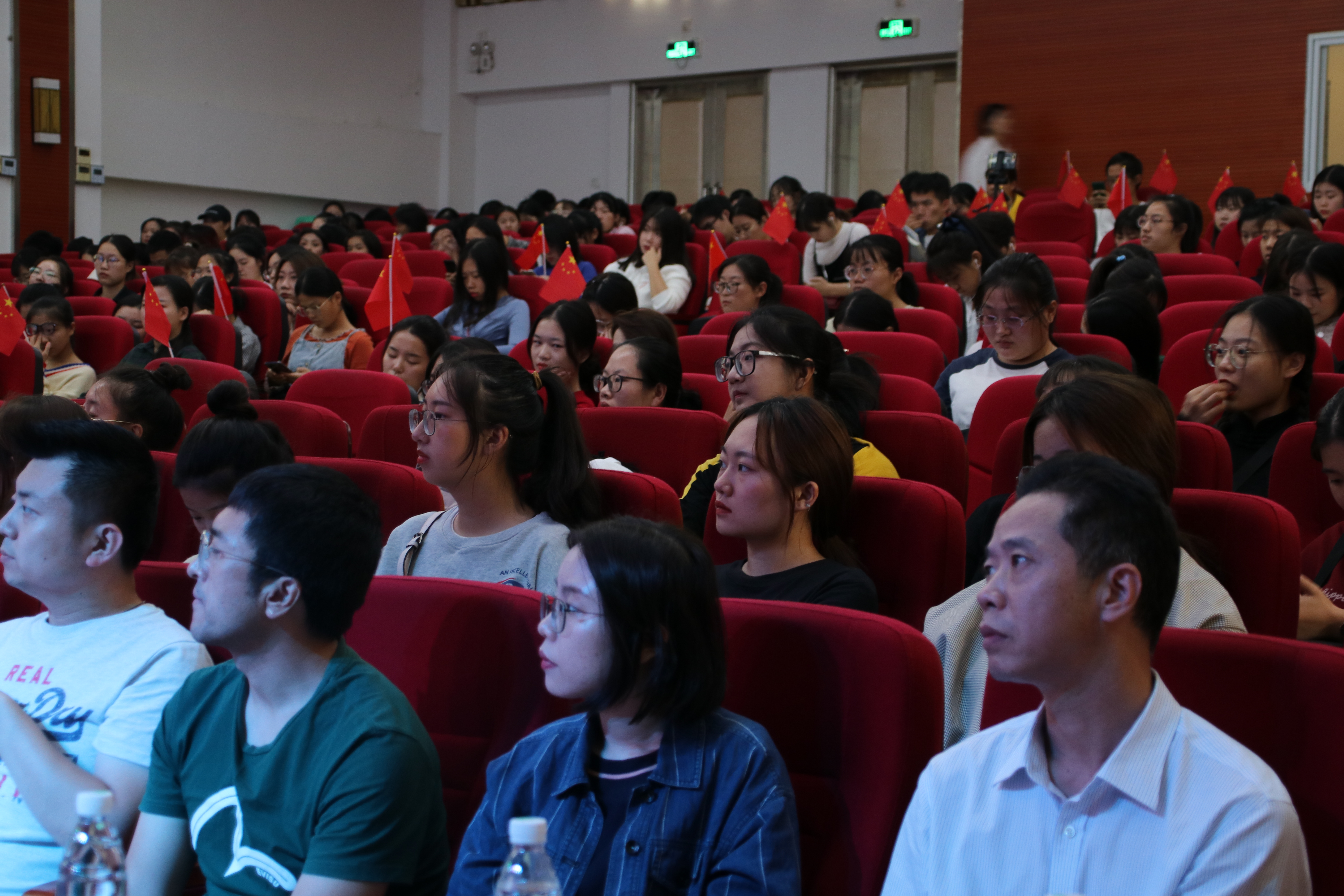 省社科联党组书记、主席钟业昌来我校作学术报告