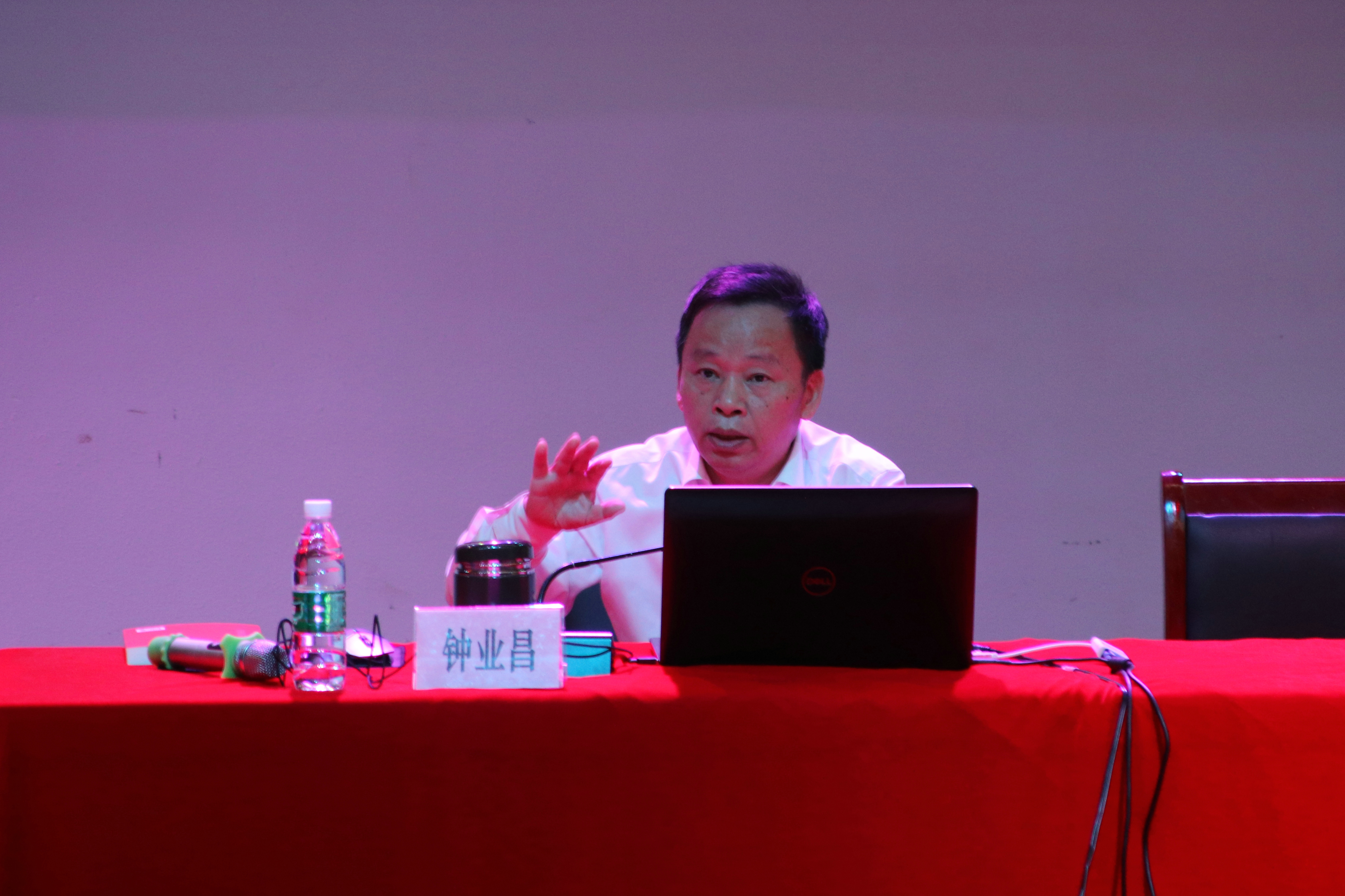 省社科联党组书记、主席钟业昌来我校作学术报告