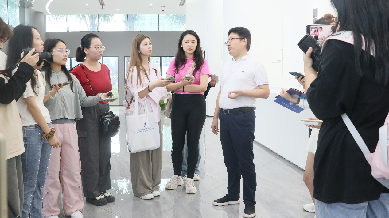 新闻传播与影视学院开展“寻访自贸港”之 “封关建设看海口”主题采访见习活动