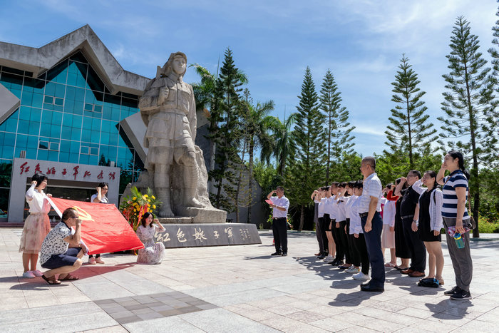 1562573515716940.jpg 我院全体党员重温入党誓词.jpg