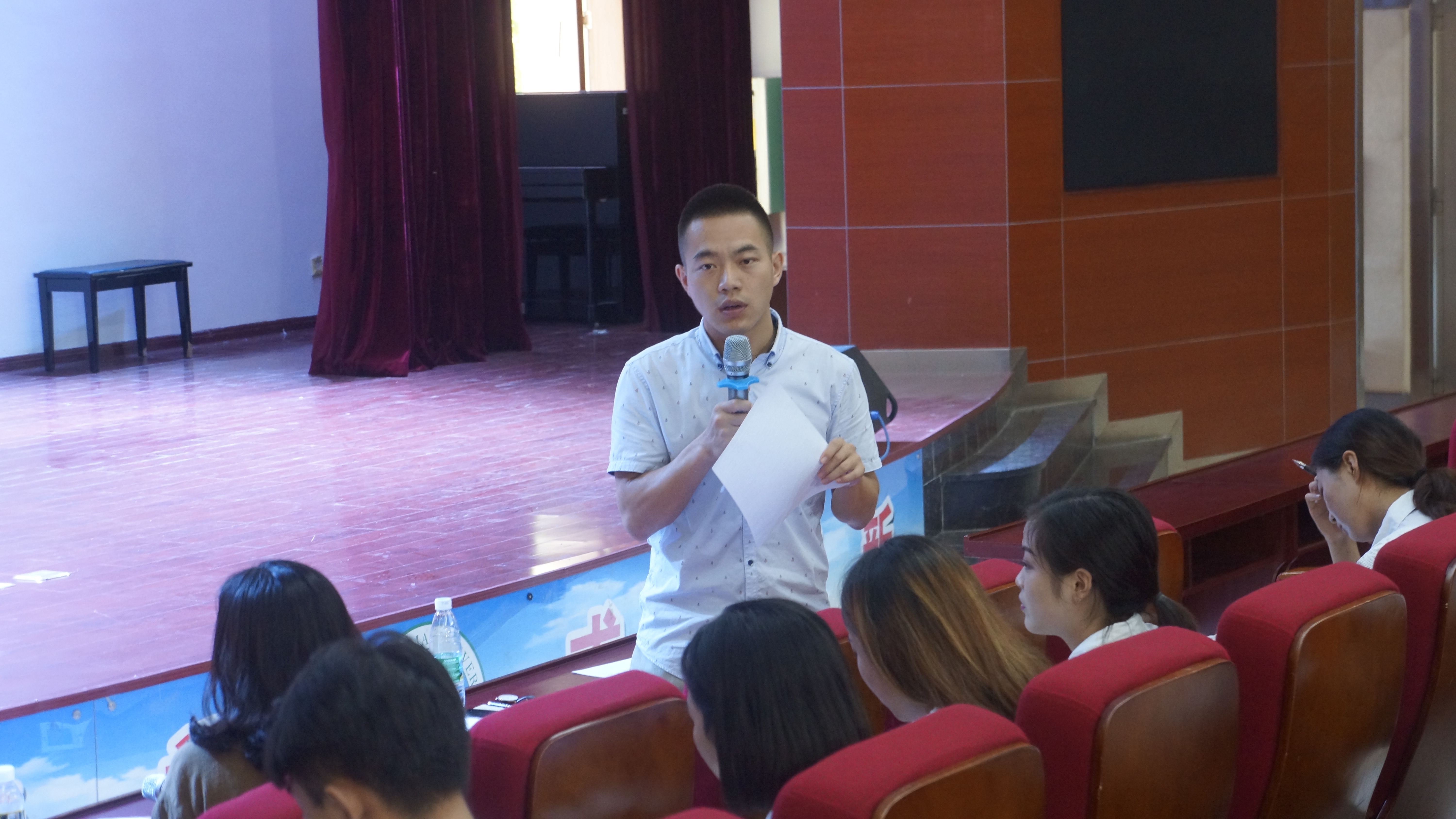 协调分配工作，积极筹备迎新  ——记文学院协调干部迎新筹备会议