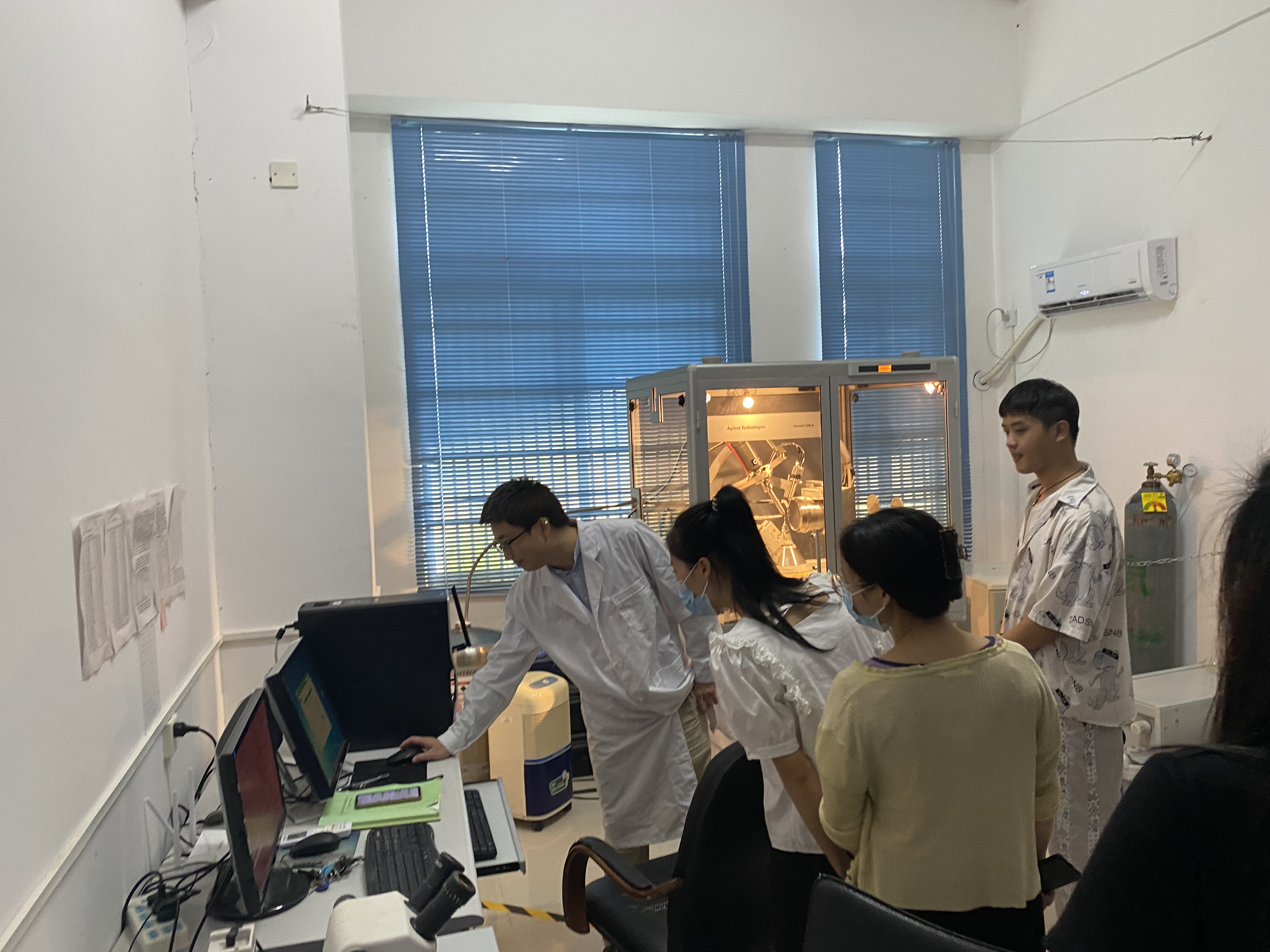 增强专业认知 激发专业情怀——我院组织2022级研究生新生参观化工楼