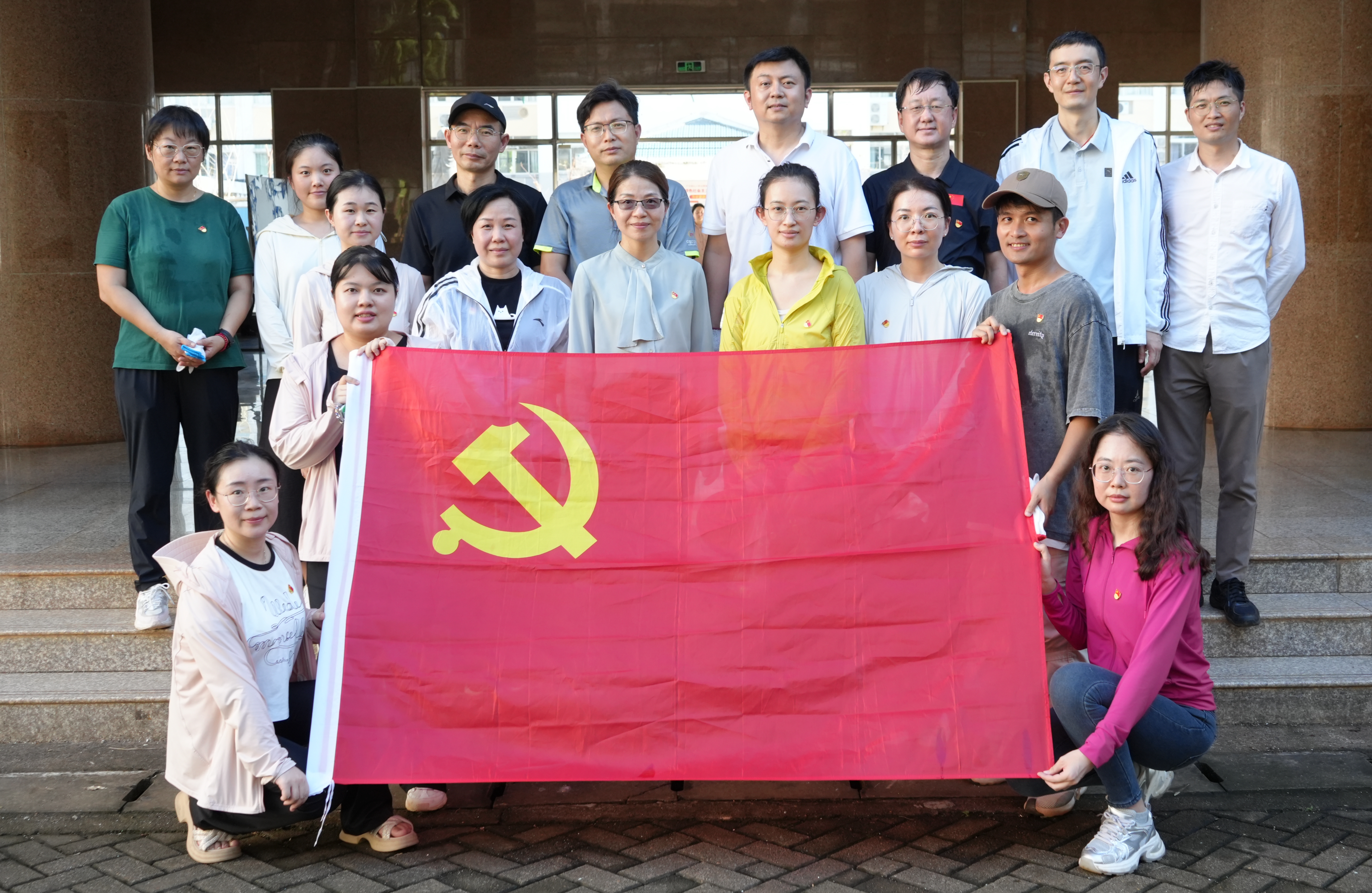 众志成城 全力以“复” ——新闻传播与影视学院党员教工 积极开展灾后校园恢复工作