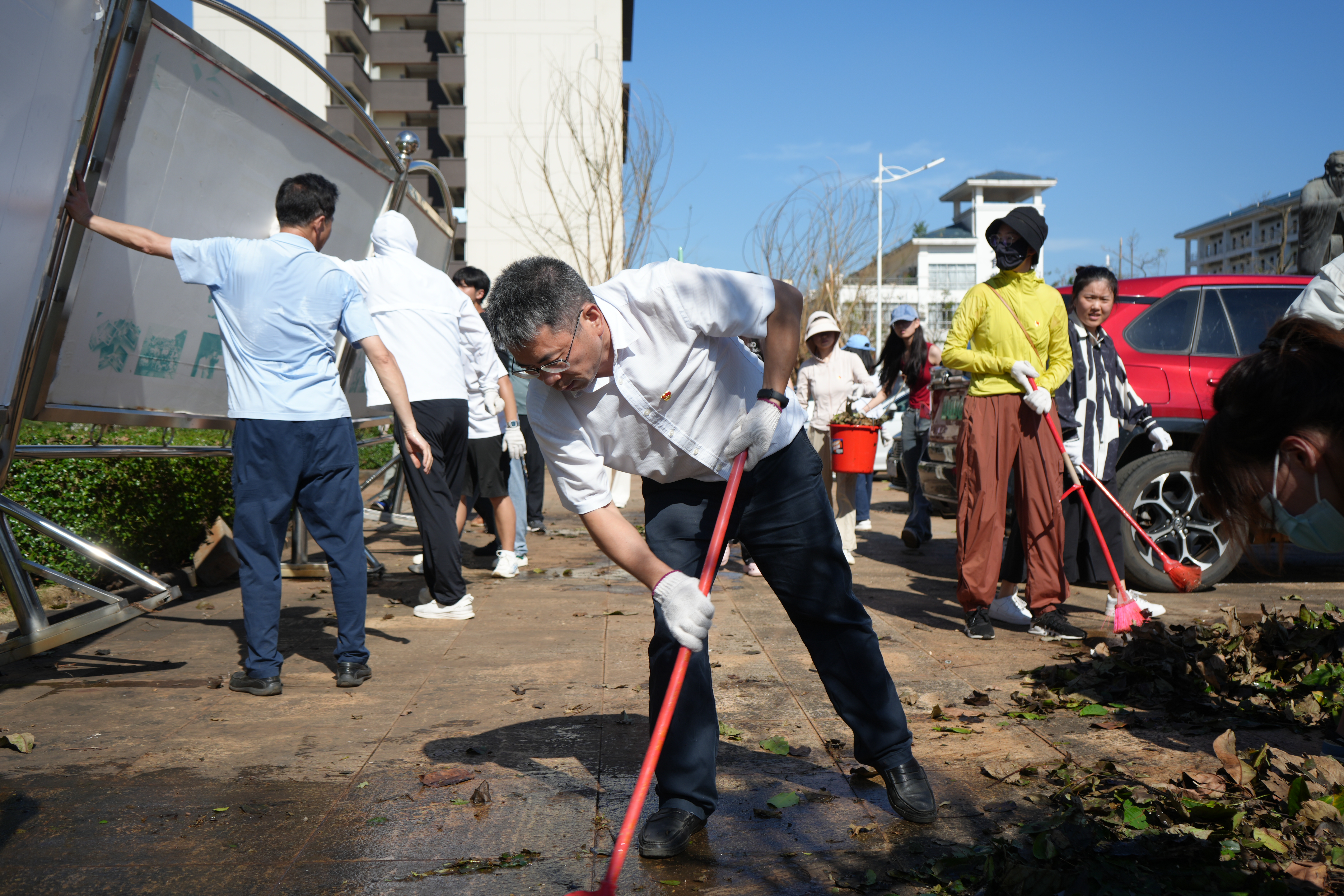 众志成城 全力以“复” ——新闻传播与影视学院党员教工 积极开展灾后校园恢复工作