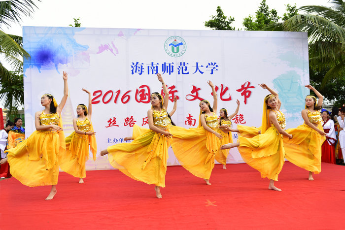 1463099561640431.jpg 中国学生《飞天》舞.jpg