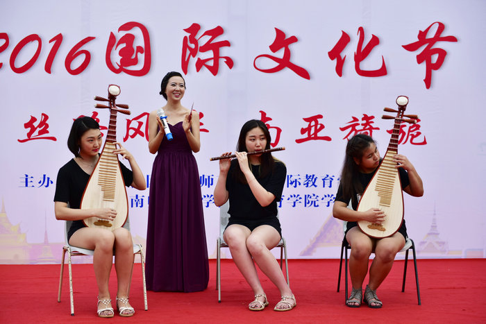 1463099495528122.jpg 韩国留学生演奏中国乐器.jpg