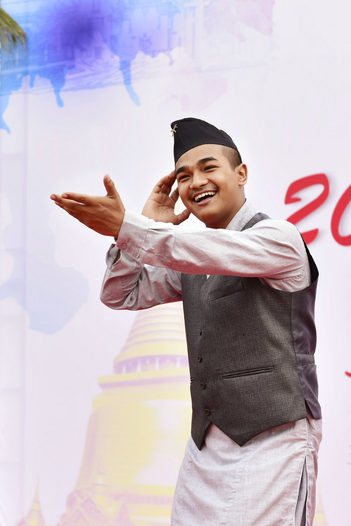 1463099530420806.jpg 尼泊尔留学生的舞蹈表演.jpg