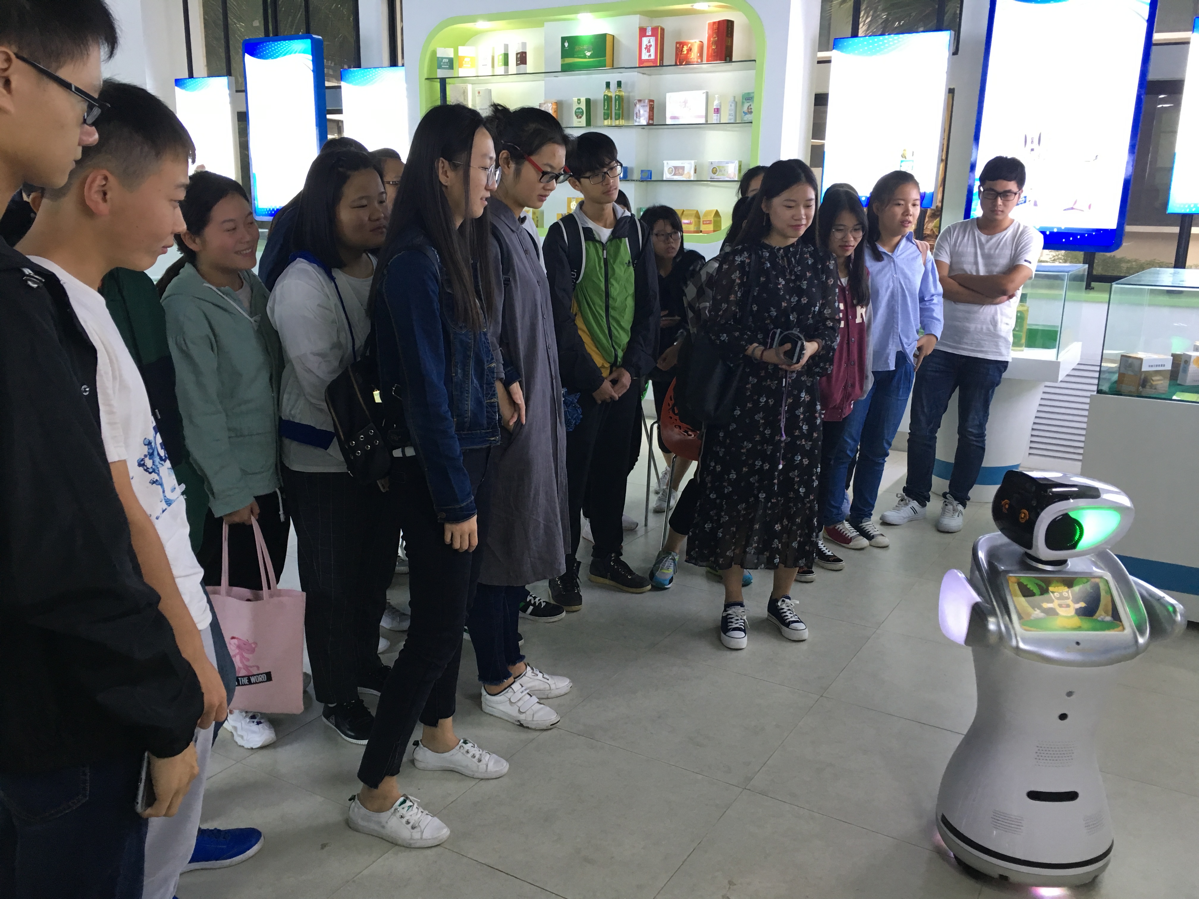 【创新创业实践周】系列活动:2017级新生参观海南师范大学国家大学科技园