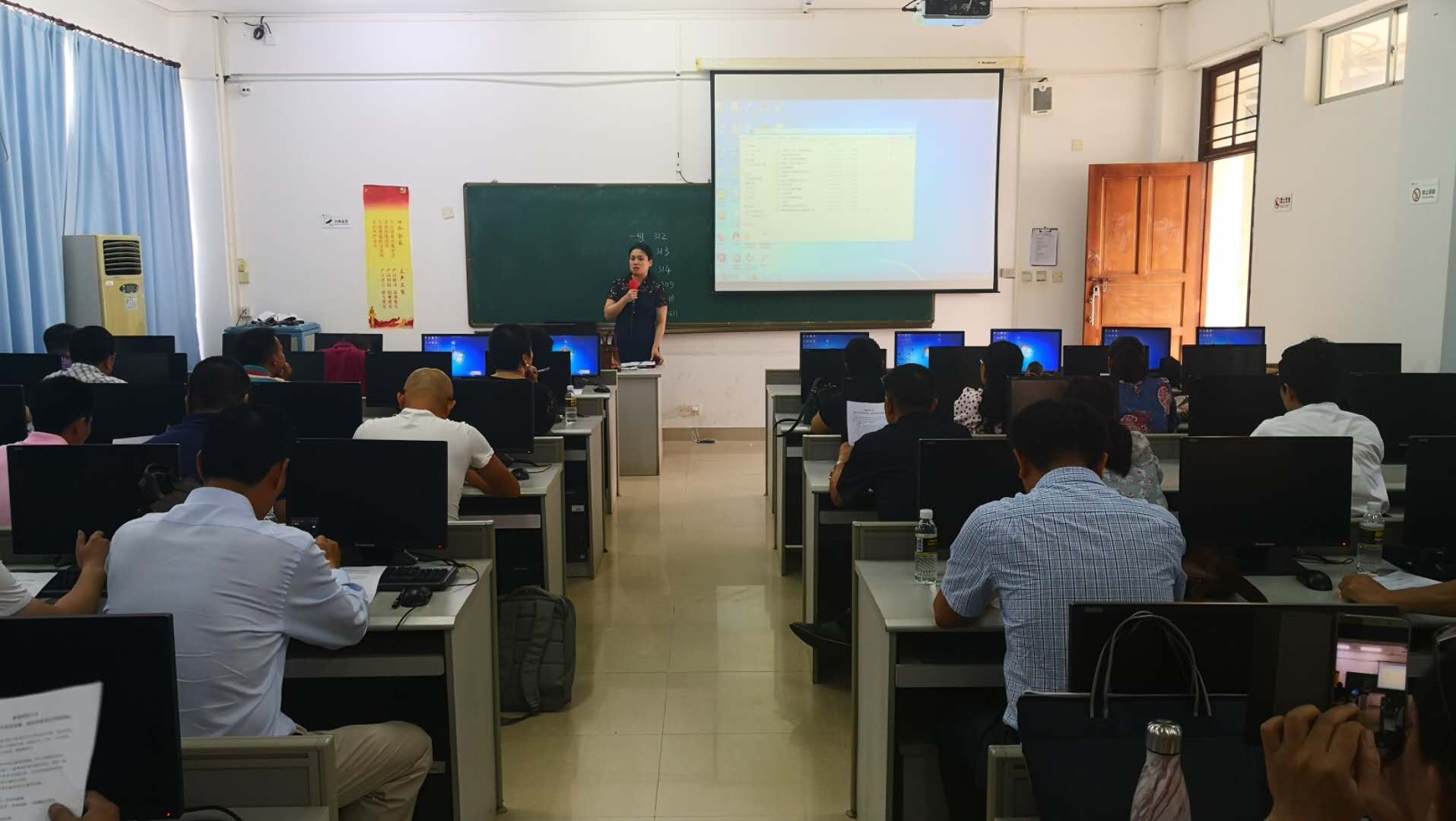 1557307403926359.jpg 招生就业处负责人在项目评审前召集评委讲话.jpg