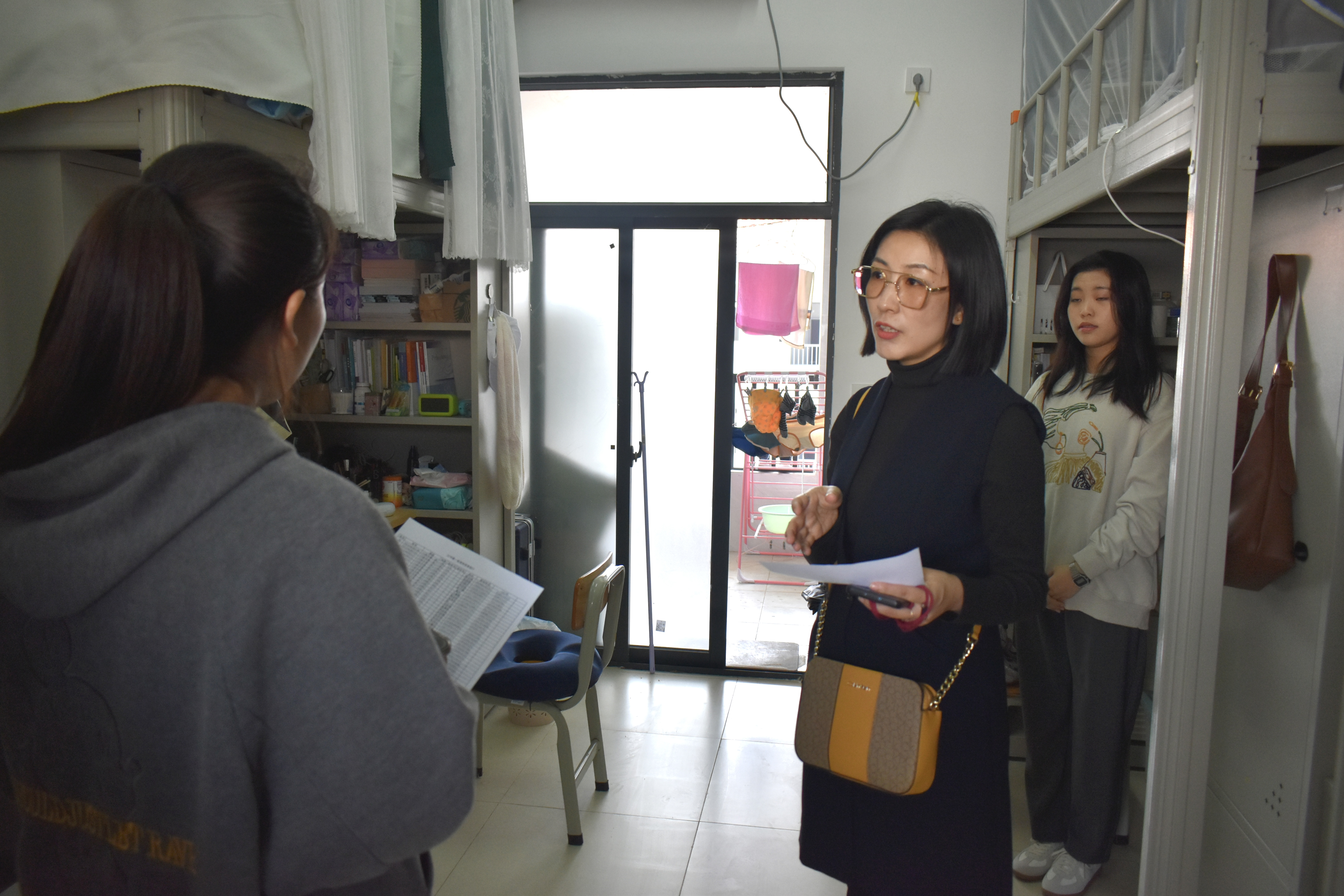 青年之声教育学院开学走寝