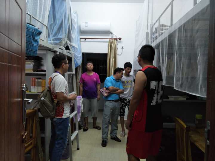 合铸齐力,师生一心——记文学院开展入学走寝工作
