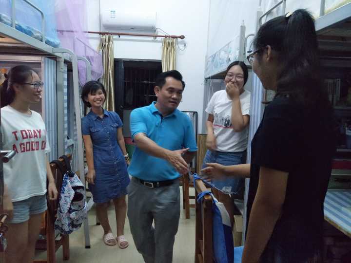 合铸齐力,师生一心——记文学院开展入学走寝工作