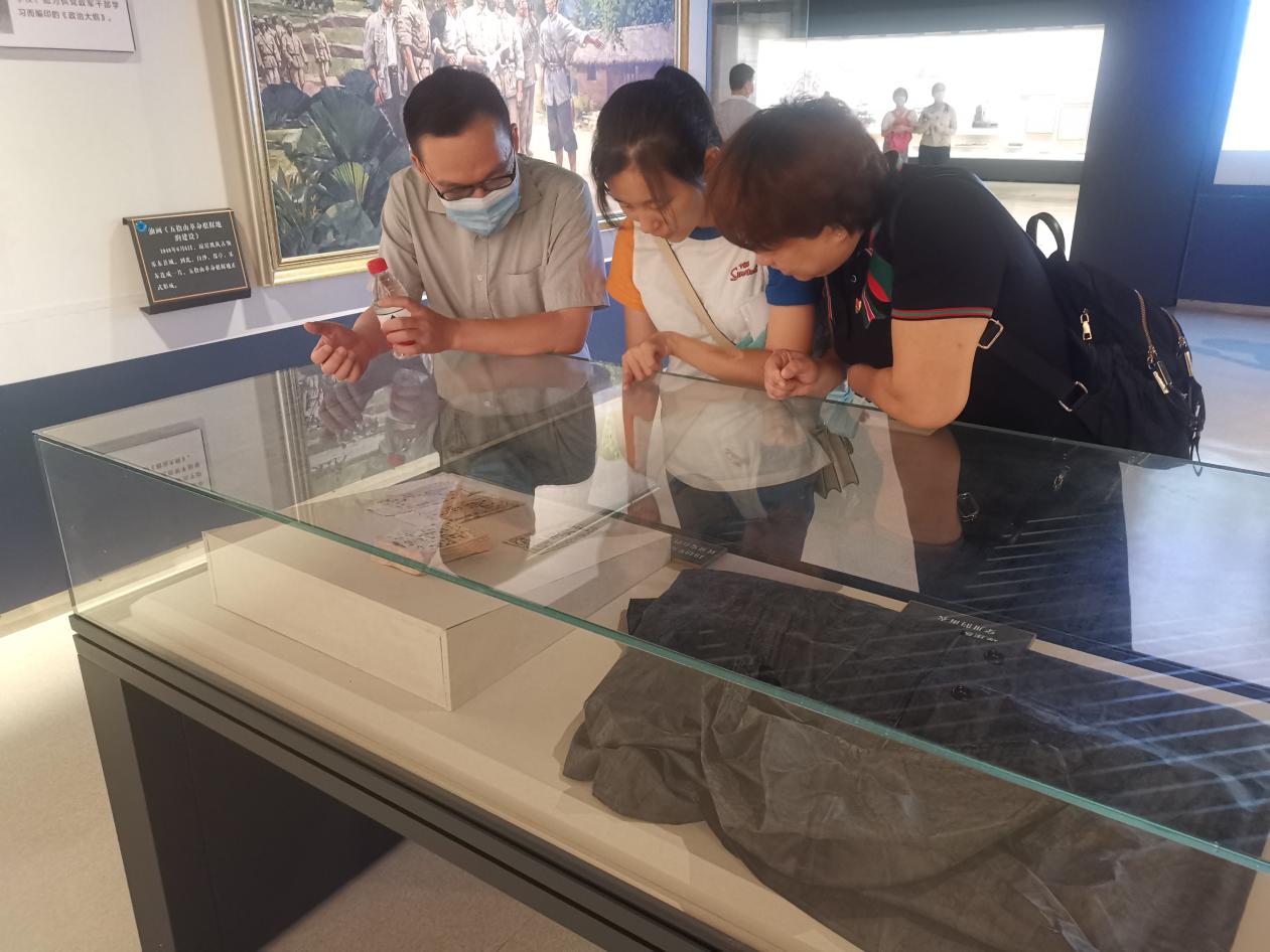 教育学院党委赴海南省史志馆开展主题党日活动