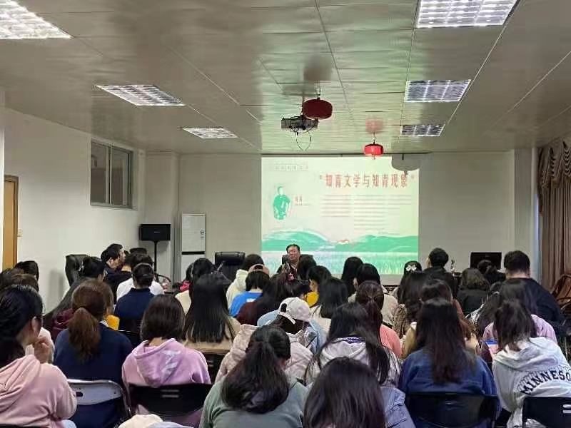 当代著名作家晓剑应邀为文学院师生举办讲座
