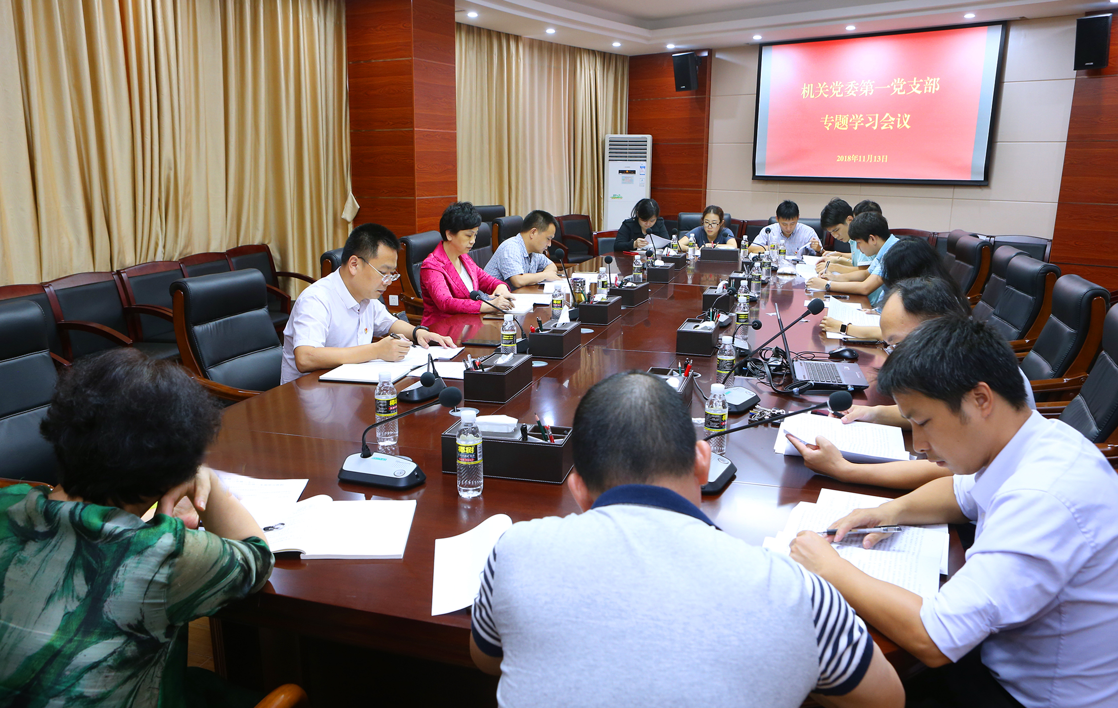 李红梅书记参加机关一支部专题学习会议