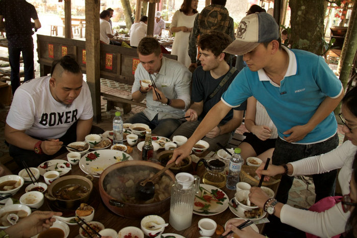 留学生体验打边炉.jpg