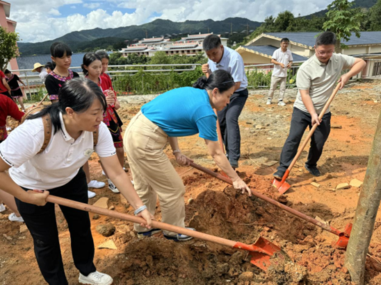 “根植希望,共育未来” 我院与五指山市水满中心学校携手举办植树活动