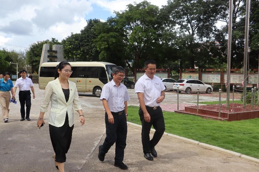 “根植希望,共育未来” 我院与五指山市水满中心学校携手举办植树活动