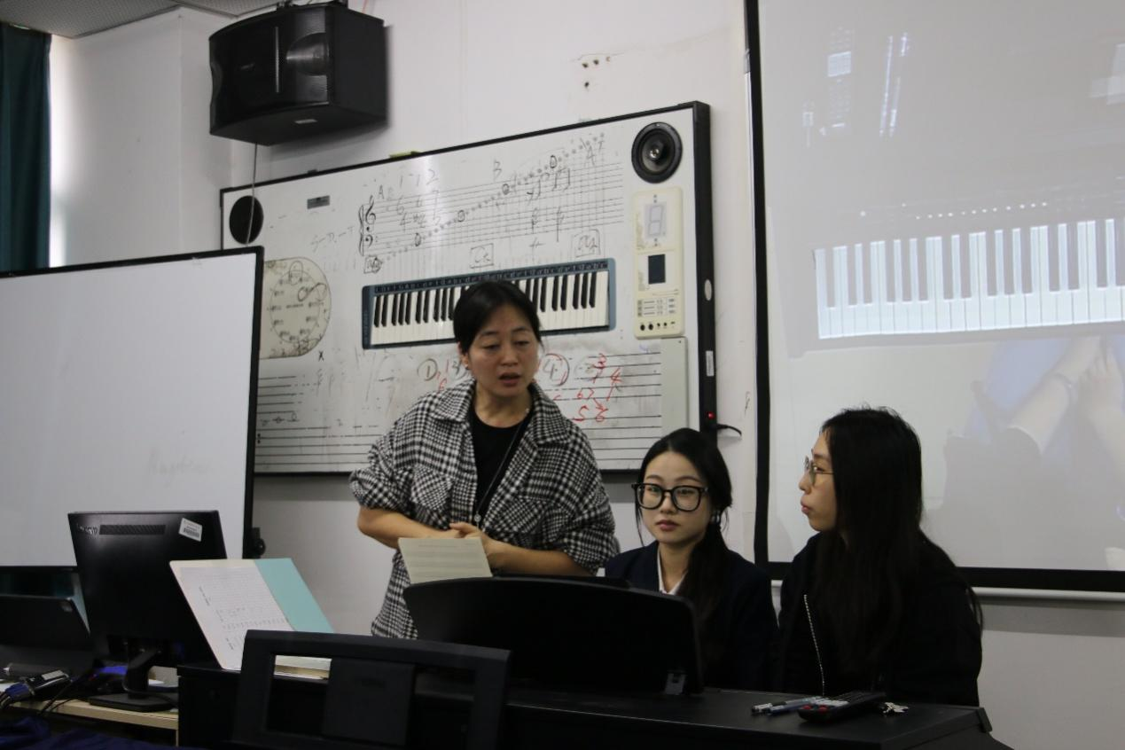 全国艺术专业学位教指委音乐教育核心课程指导组专家莅临我院指导研究生课程建设