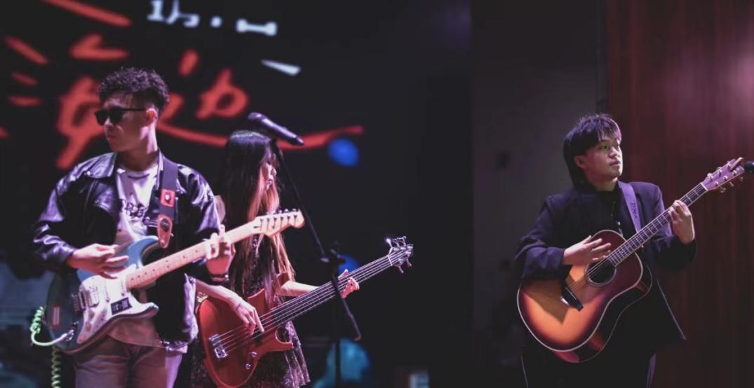 2018级音乐班举办“追梦青春 随心飞扬”毕业晚会