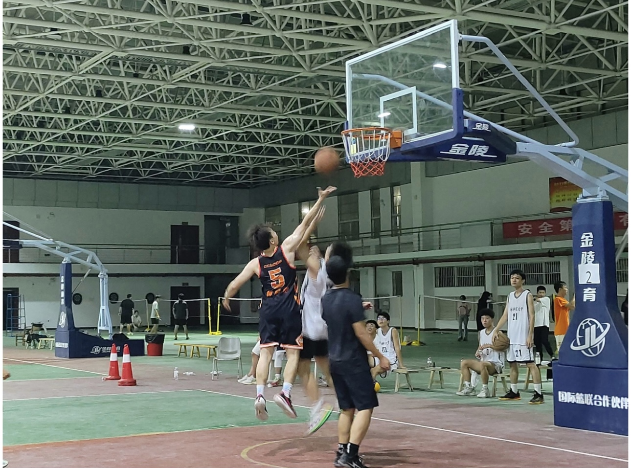 师生篮球友谊赛