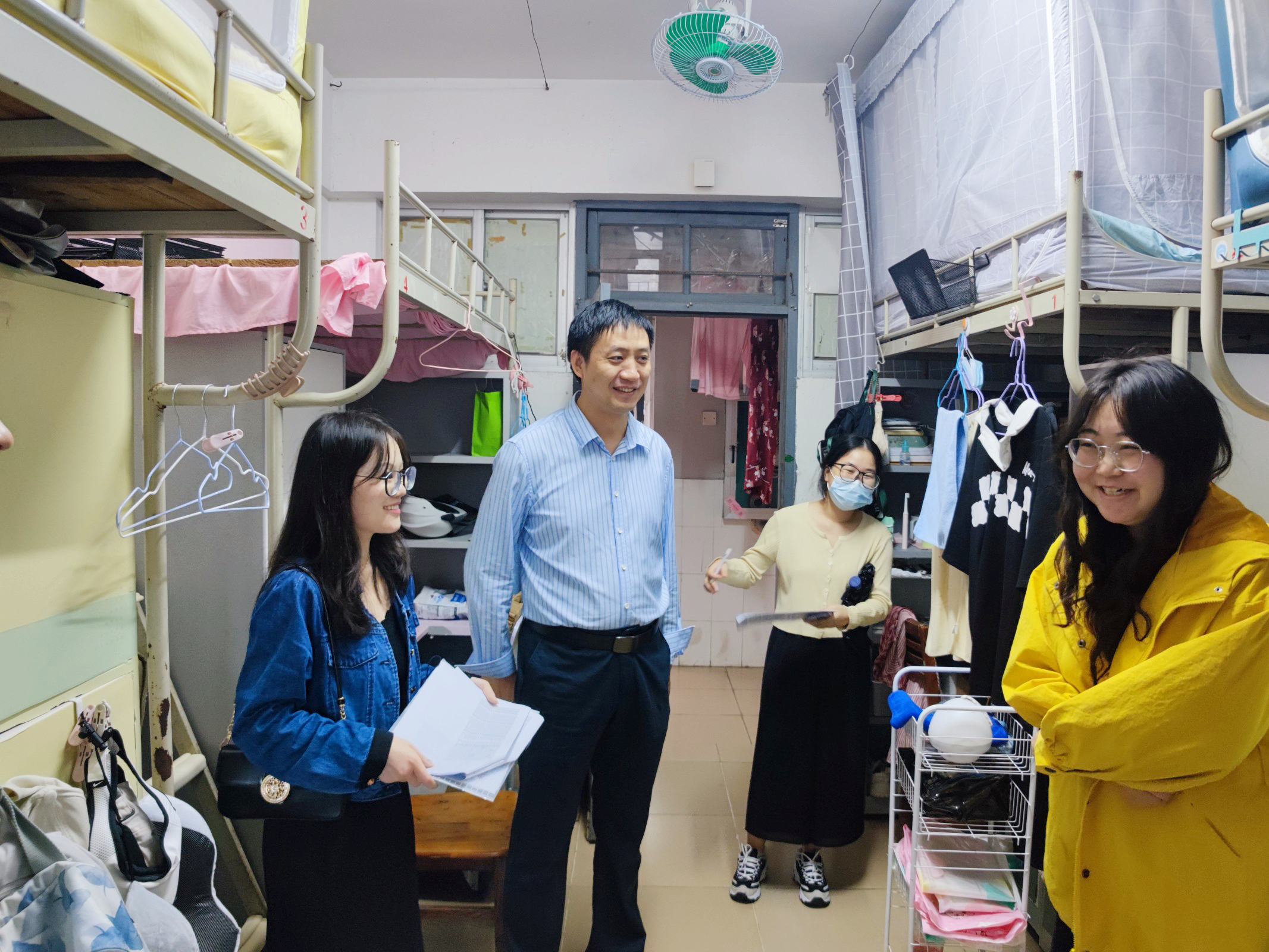 育人在心,情暖到寝——文学院走访研究生宿舍