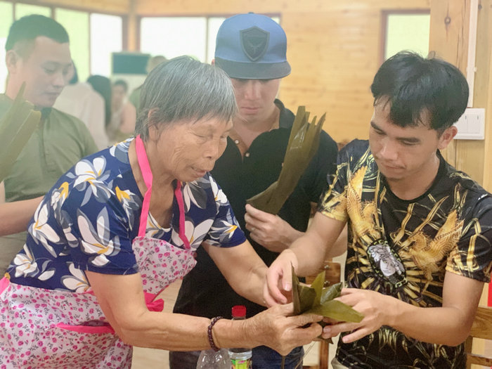 学习包粽子，提前感受端午节氛围.jpg