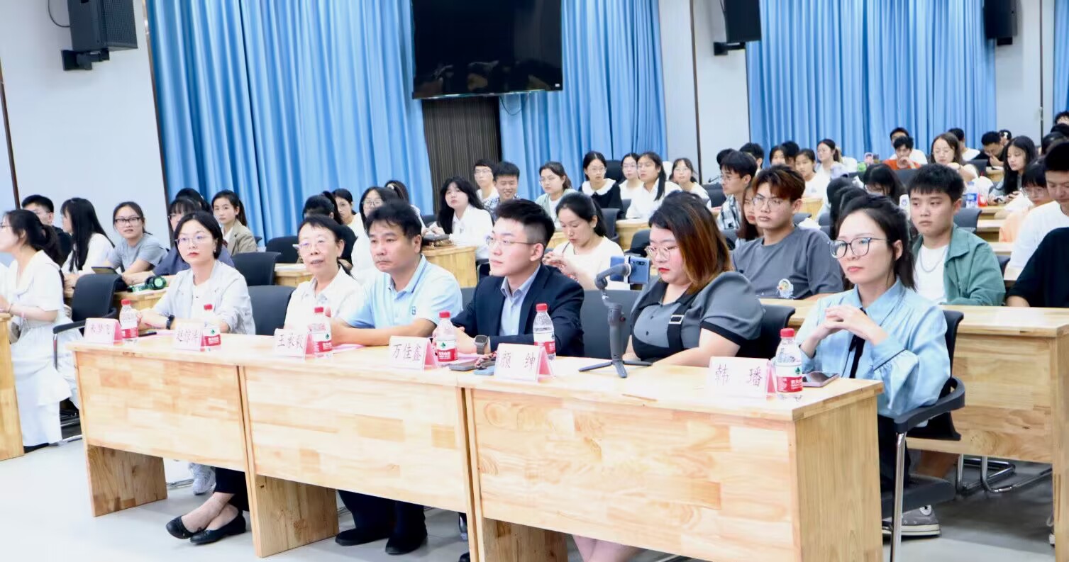 校友万佳鑫来我院做《如何做一名面向明日世界的青年法律人》主题交流会