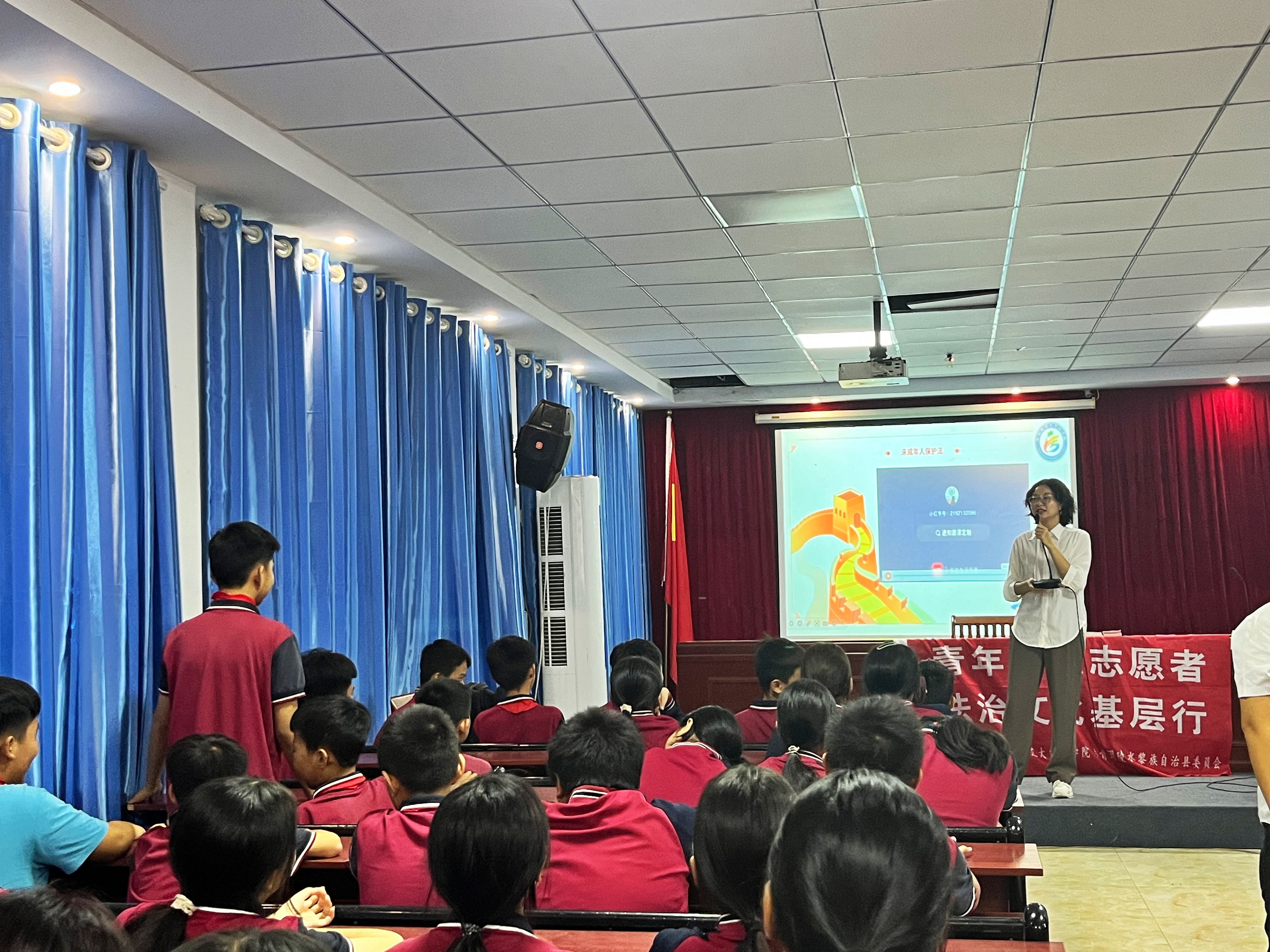 我院志愿者团深入福和希望小学开展“护苗普法”活动