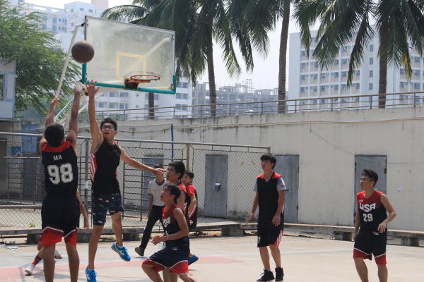 群雄角逐,谁主篮坛--——记物电学院“迎新杯”篮球赛之二