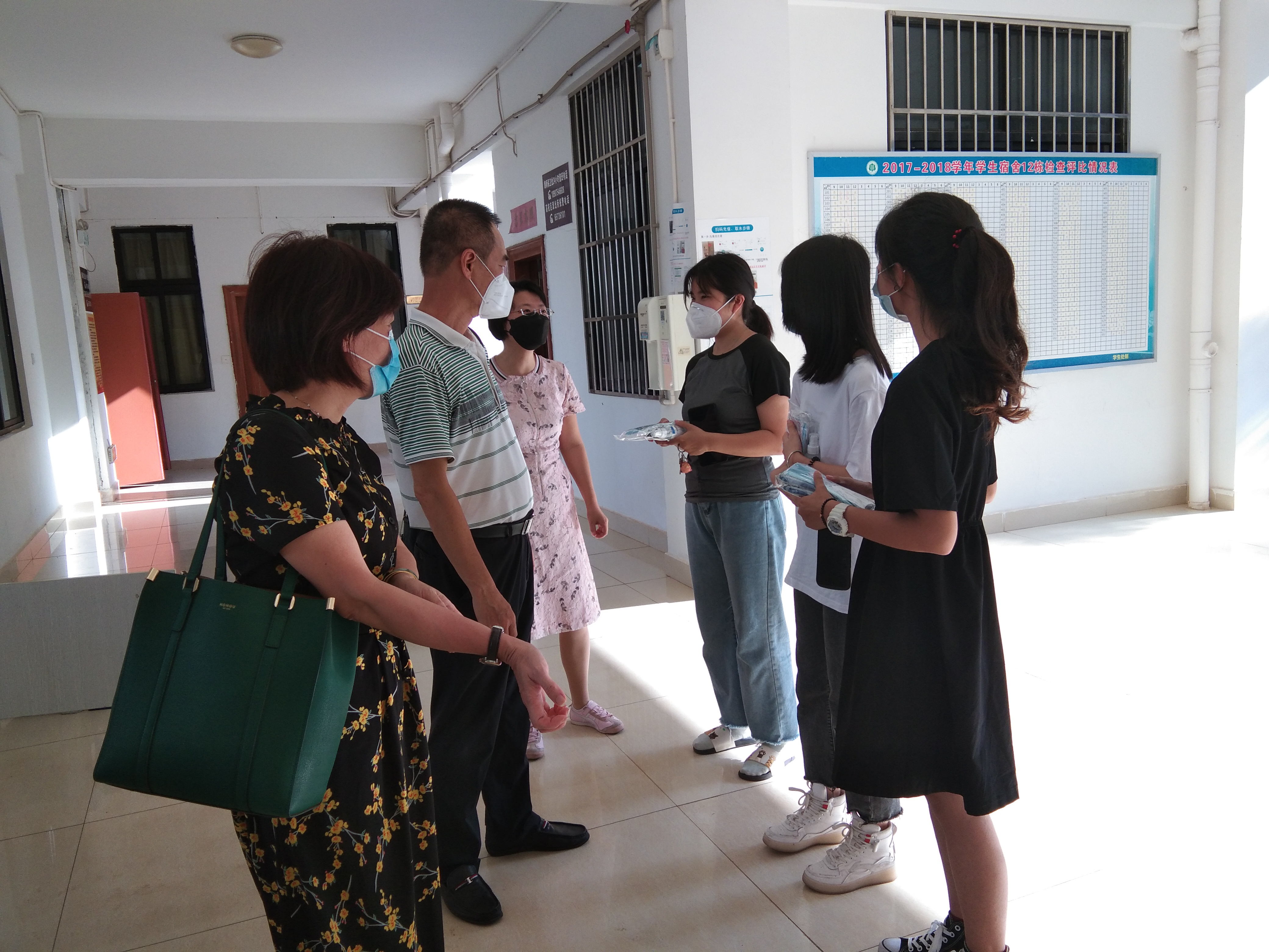 法学院开展走访学生宿舍工作,看望首批返校学子