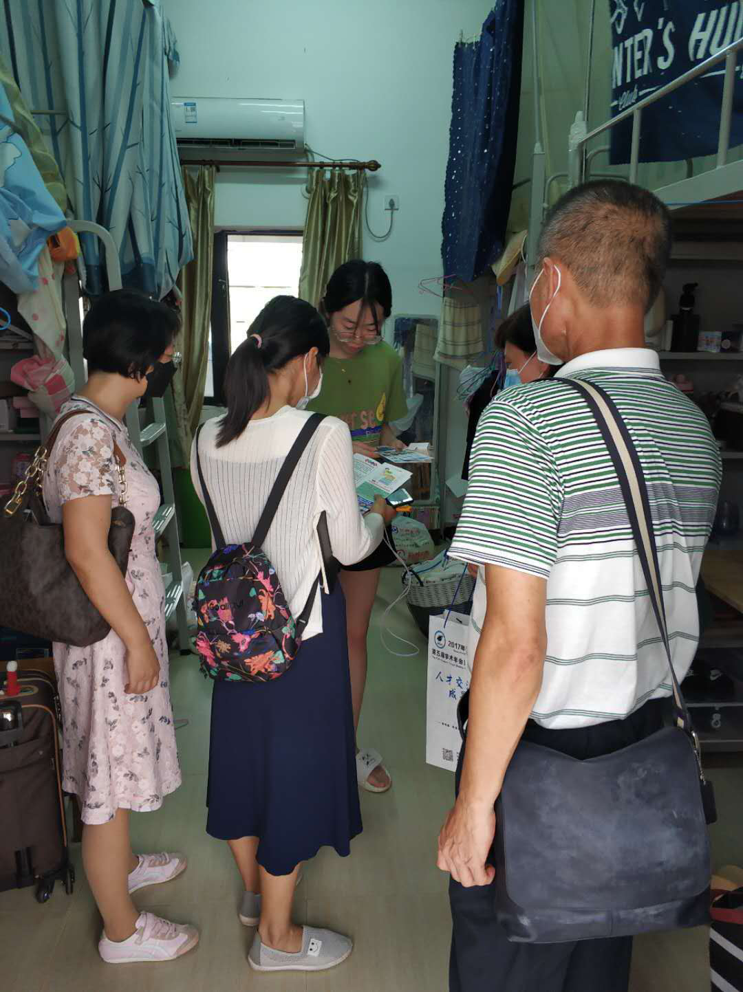 法学院开展走访学生宿舍工作,看望首批返校学子