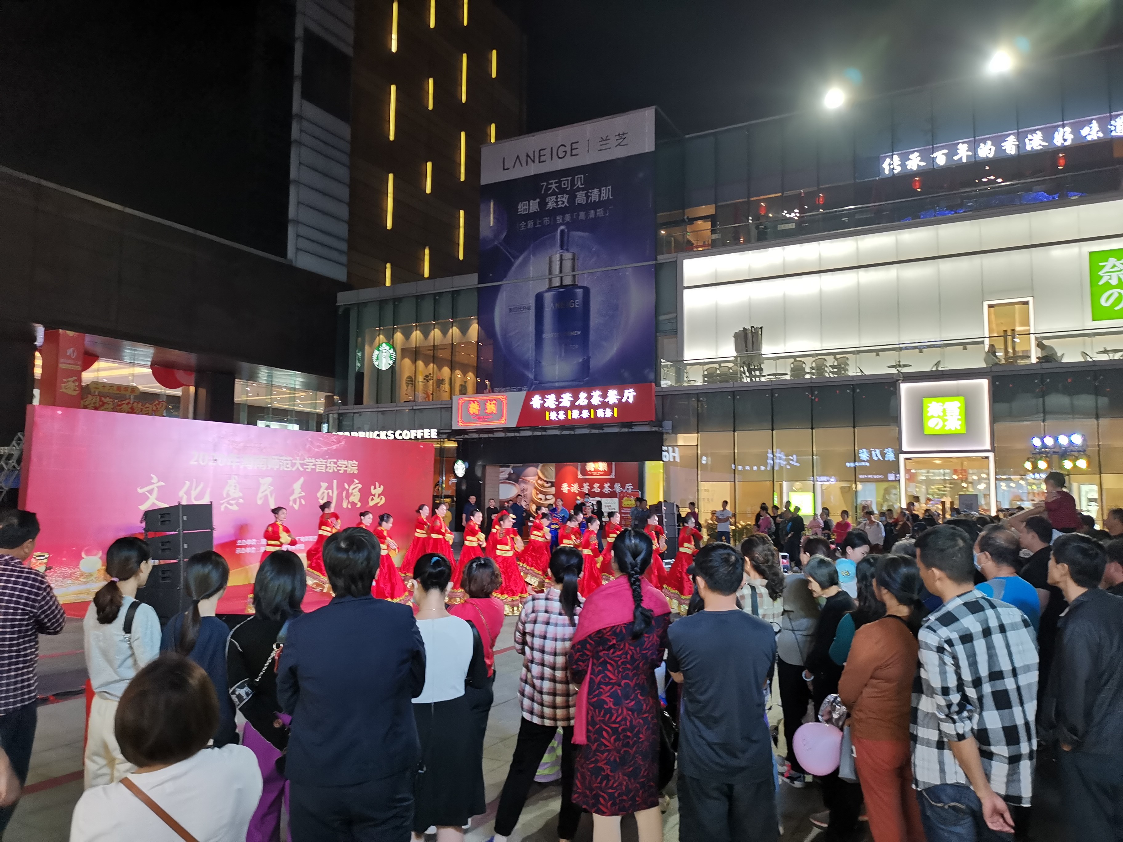 曹时娟院长带领队为大英社区居民进行文艺惠演