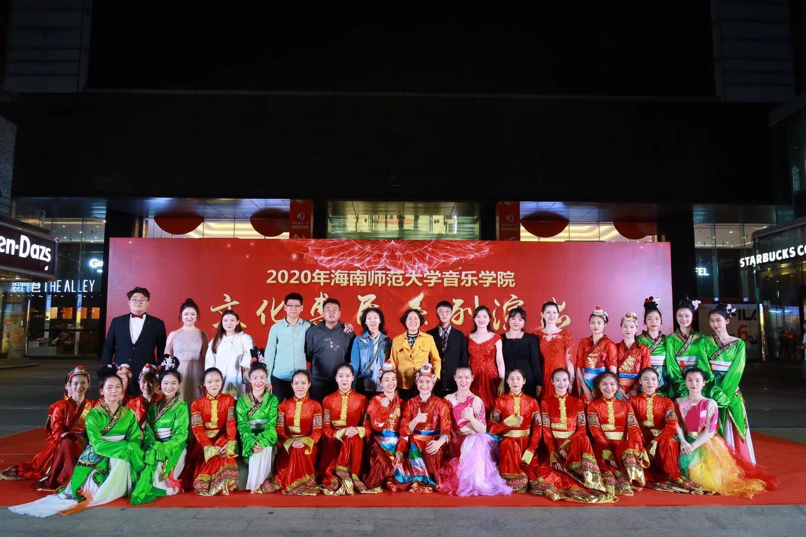 曹时娟院长带领队为大英社区居民进行文艺惠演