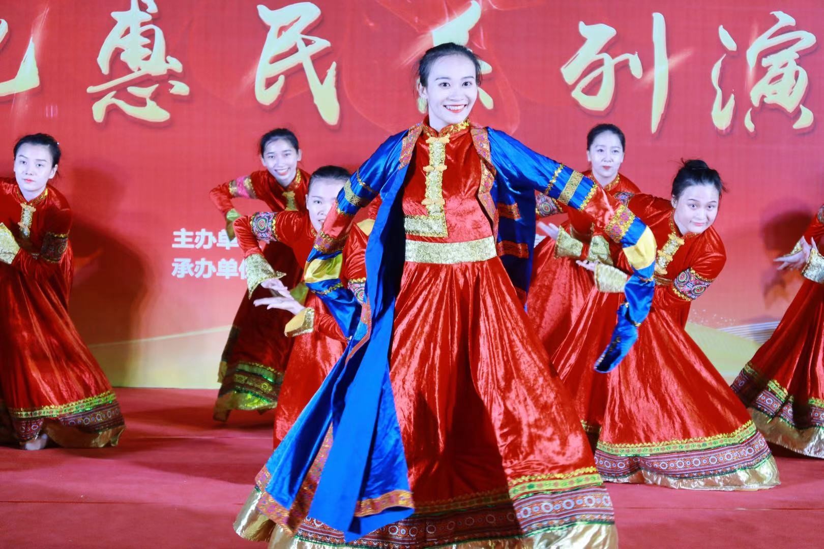 曹时娟院长带领队为大英社区居民进行文艺惠演